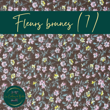 Motif floral avec des fleurs brunes sur fond sombre, entouré de feuilles vertes.