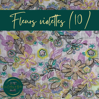 Tissu à motifs floraux violets et jaunes, avec un fond clair.