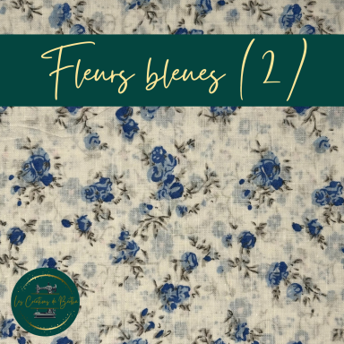 Tissu à motif de fleurs bleues sur fond clair avec un texte en haut.