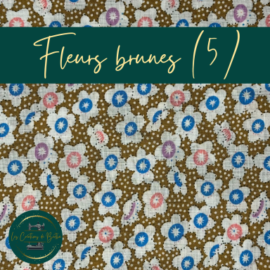 Motif floral avec des fleurs brunes, bleues et roses sur fond marron.