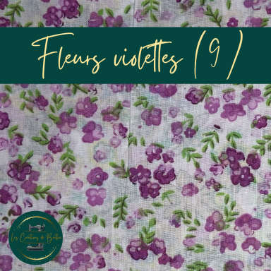 Motif floral avec des fleurs violettes et des feuilles vertes sur un fond clair.