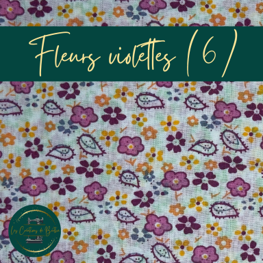 Tissu à motifs floraux violets et multicolores sur fond clair.